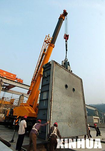 9月15日,施工人员在吊装三峡工程南线船闸输水廊道检修门.